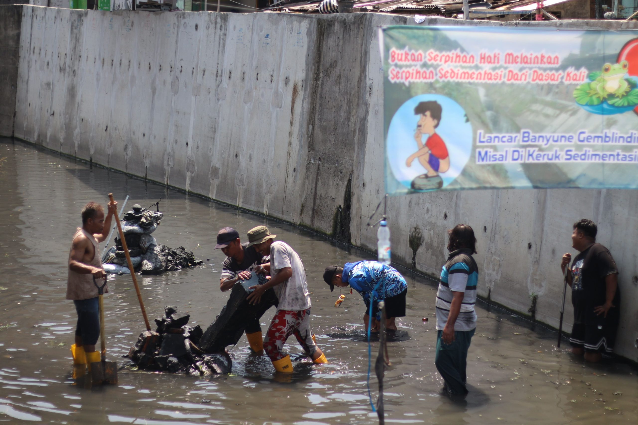 Masyarakat Joyosuran membersihkan sedimentasi bekas normalisasi sungai oleh BBWS.