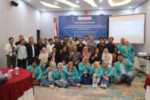Para peserta dan pembicara bersua foto bersama